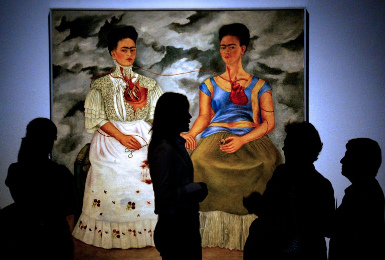 Cuadro de Frida Kahlo "Las Dos Fridas", de 1939, en una exposición en México, el 28 de spetkembre de 2007