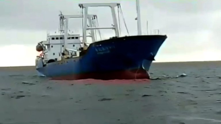 Ecuador protesta ante China por flota pesquera en Galápagos