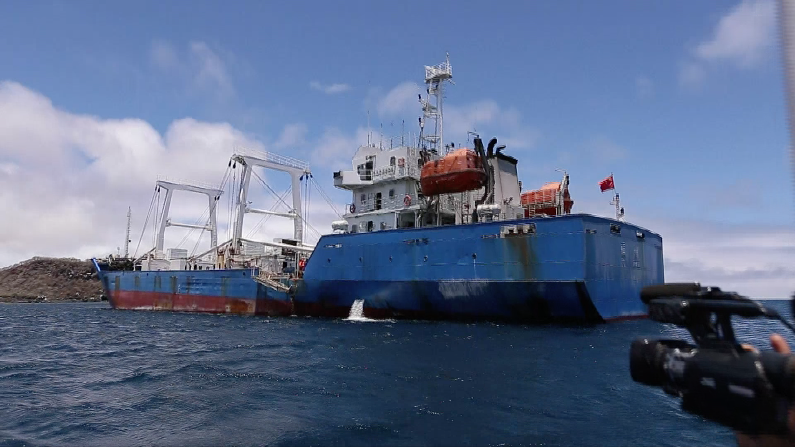 Hasta 4 años de cárcel para tripulación de barco chino apresado en Galápagos