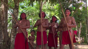 Una tribu afila sus flechas contra invasores de la Amazonía brasileña