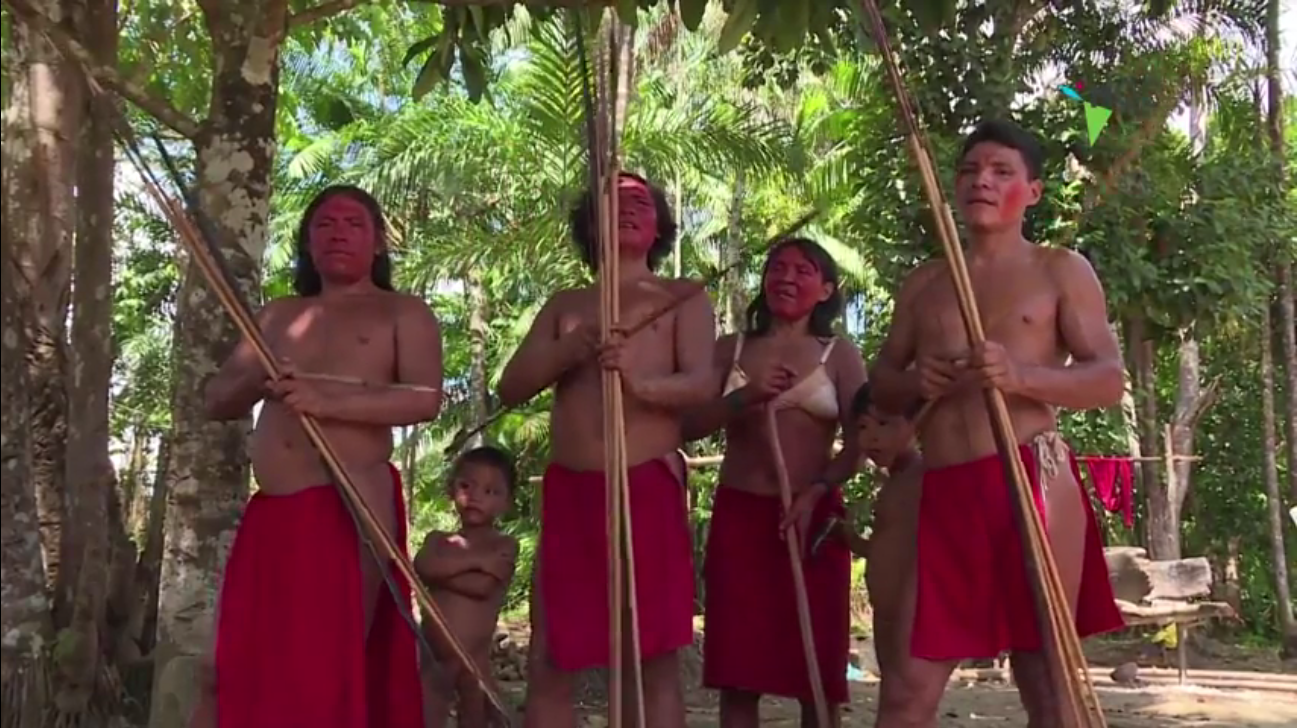 Una tribu afila sus flechas contra invasores de la Amazonía brasileña