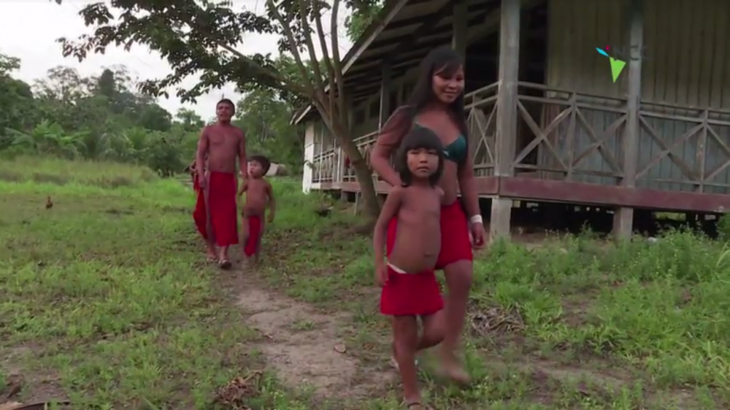 Tribu de la Amazonía brasileña trata de cabalgar entre dos mundos