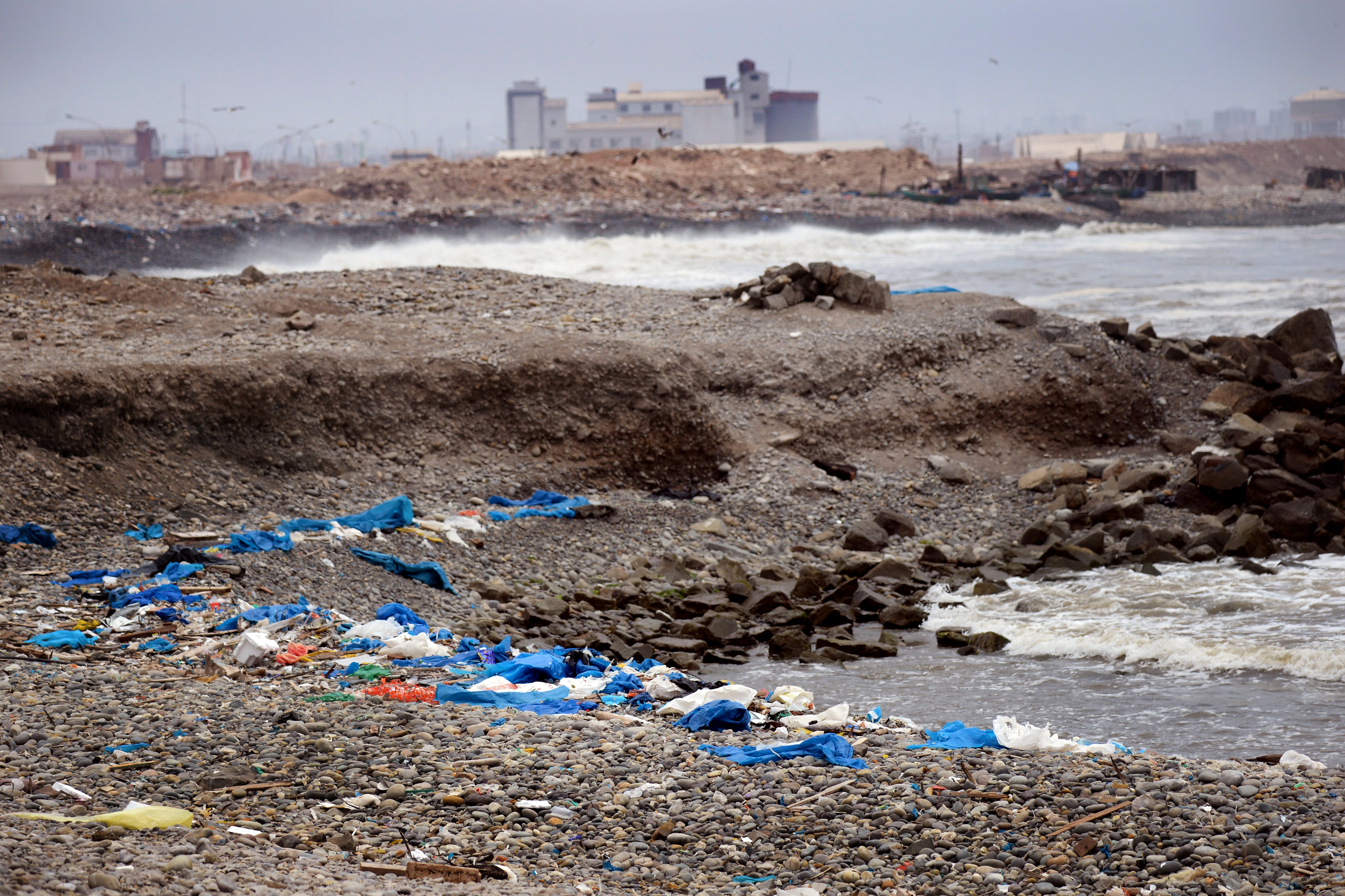 Naciones Unidas exhorta a restringir bolsas de plástico para evitar contaminación en océanos