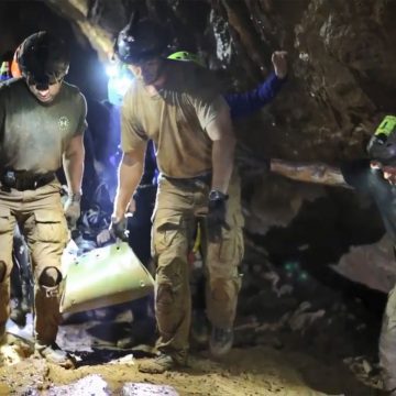 Algunos de los niños salieron dormidos de la cueva en Tailandia