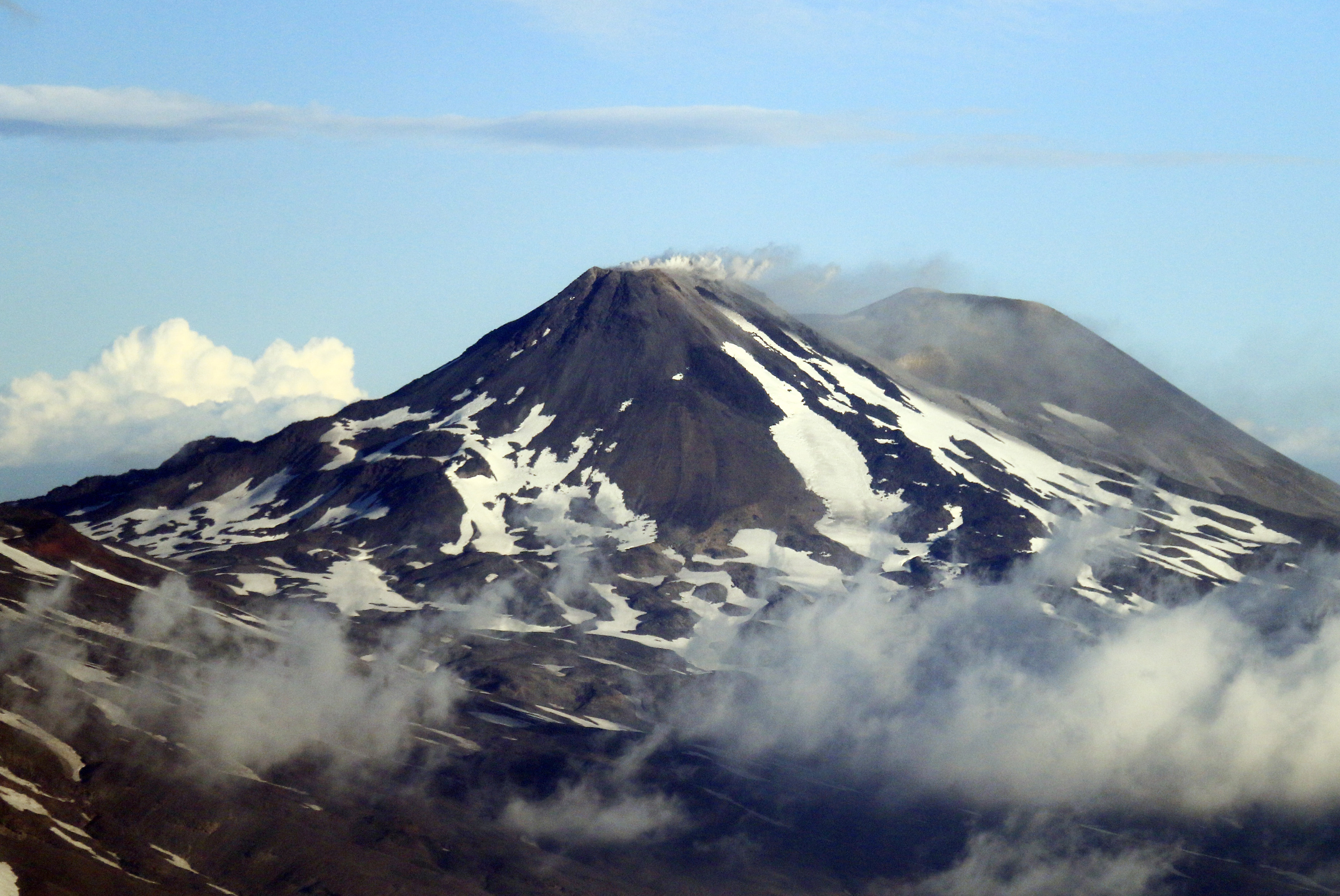 Expertos chilenos mantienen alerta ante la posible erupción del complejo volcánico Nevados de Chillán