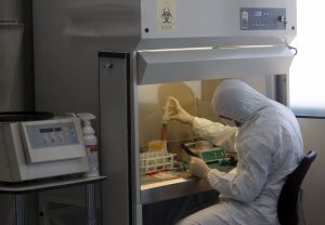 LA CLÍNICA QUIRÓN DE TORREVIEJA HARÁ VACUNAS CONTRA EL CÁNCER EN UNA "SALA BLANCA"