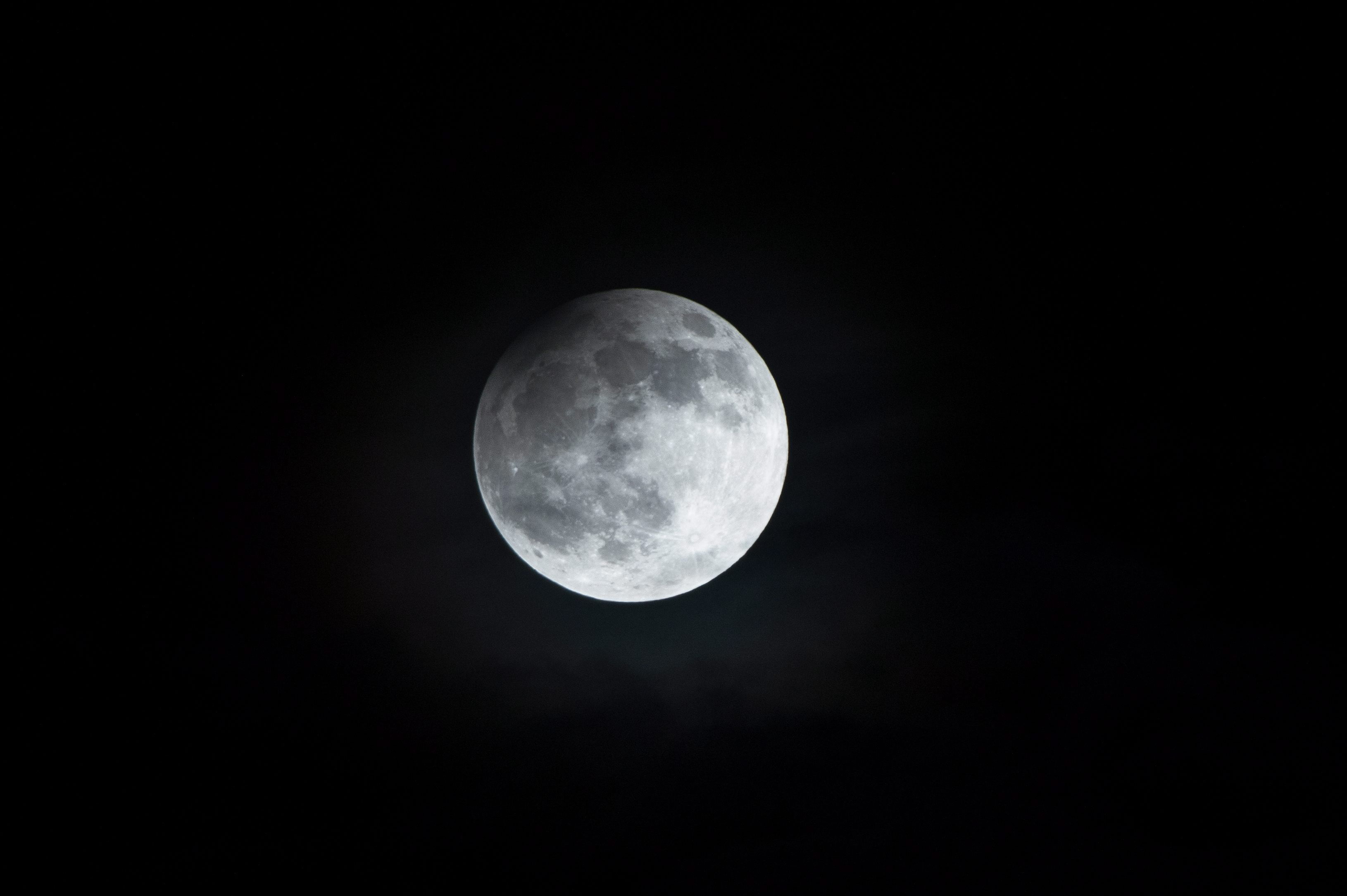 La Luna se teñirá de rojo mañana, durante su eclipse más largo del siglo