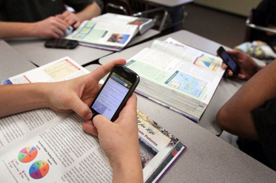 Francia prohíbe los celulares en las escuelas