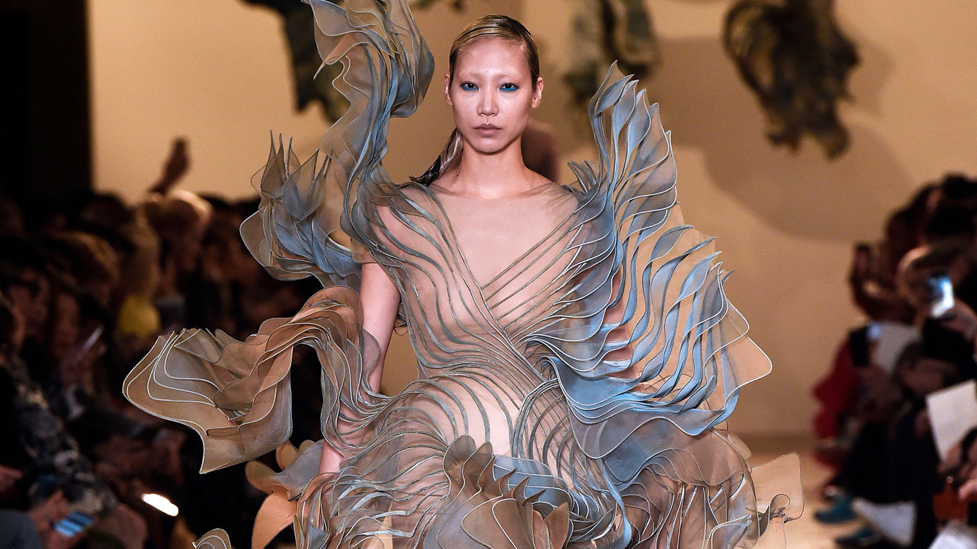 Iris Van Herpen explora los límites entre la moda y la tecnología