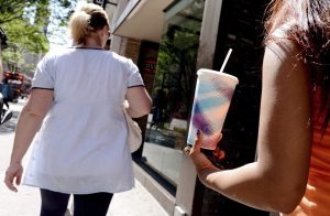 NUEVA YORK PROPONE LA PROHIBICIÓN LA VENTA DE REFRESCOS AZUCARADOS DE GRAN TAMAÑO