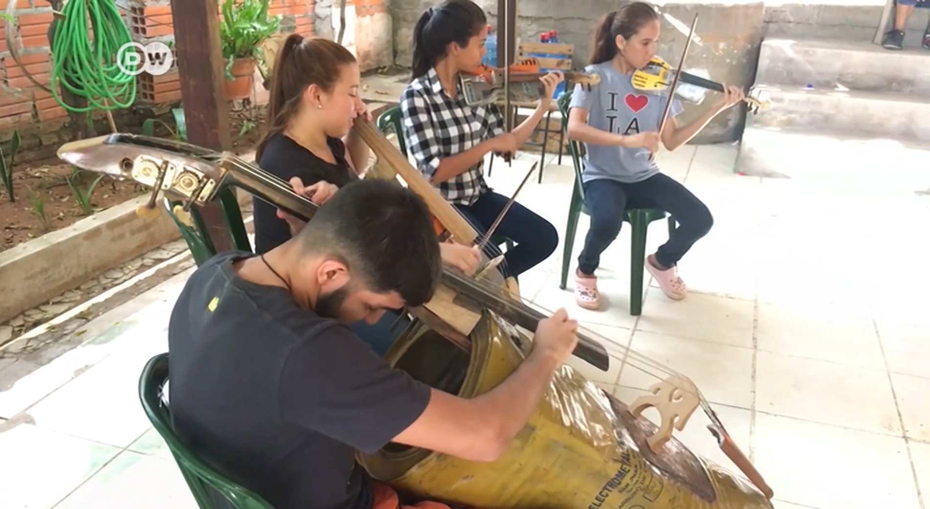 Reciclar al ritmo de Do, formar músicos en el vertedero