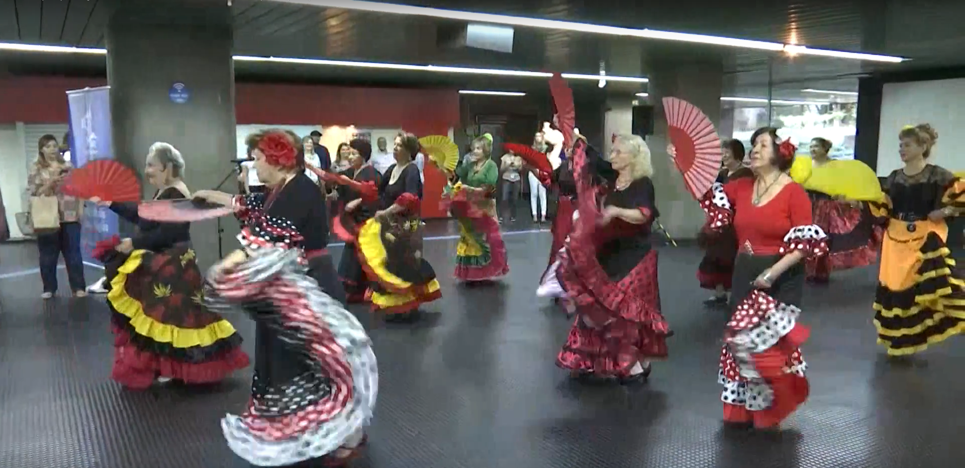 Mujeres bailan en el metro