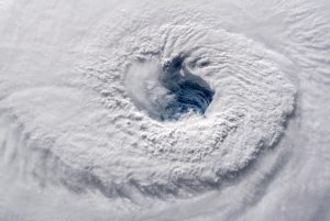 El huracán Florence mantiene su peligrosa fuerza rumbo hacia Las Carolinas