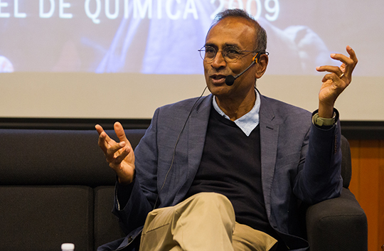 Premio Nobel dialoga con químicos de la UANL