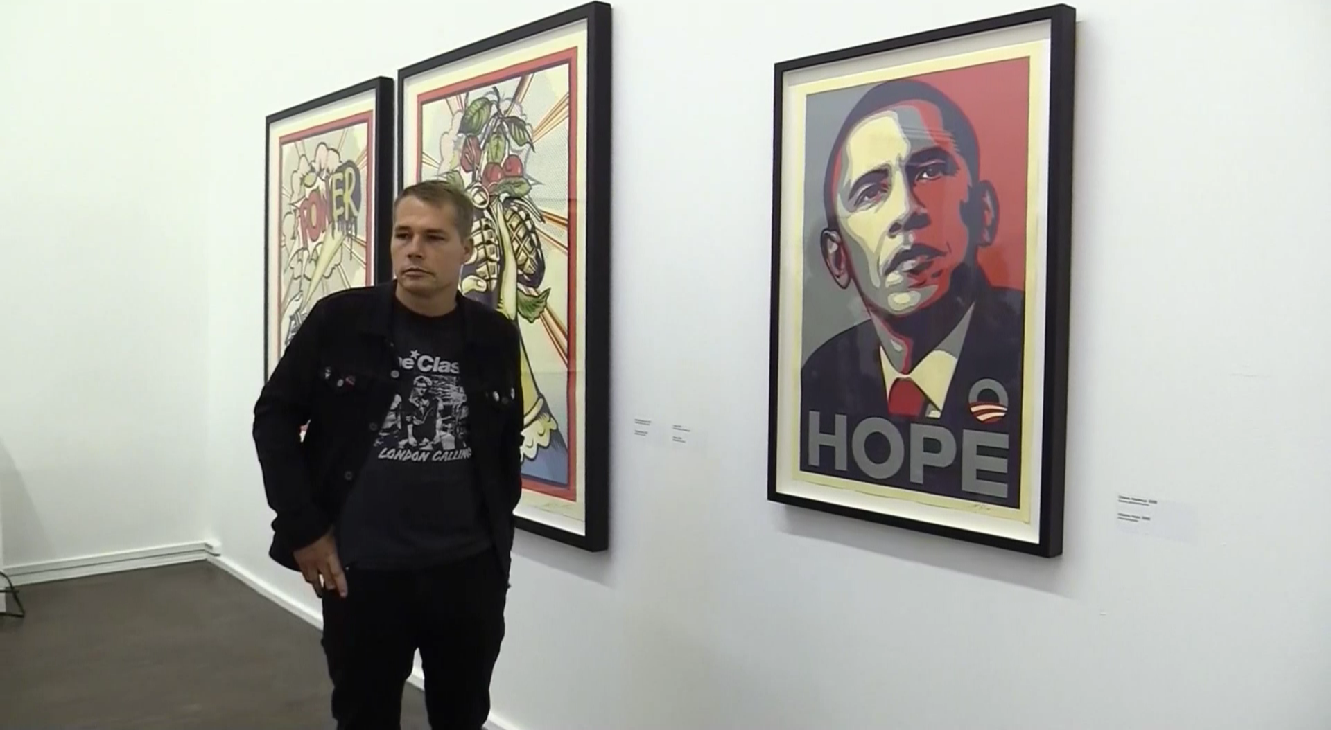 Shepard Fairey, expone obras críticas sobre el mundo en Moscú.