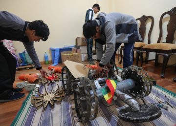 La pasión por la robótica lleva del altiplano a Madrid a 3 jóvenes bolivianos