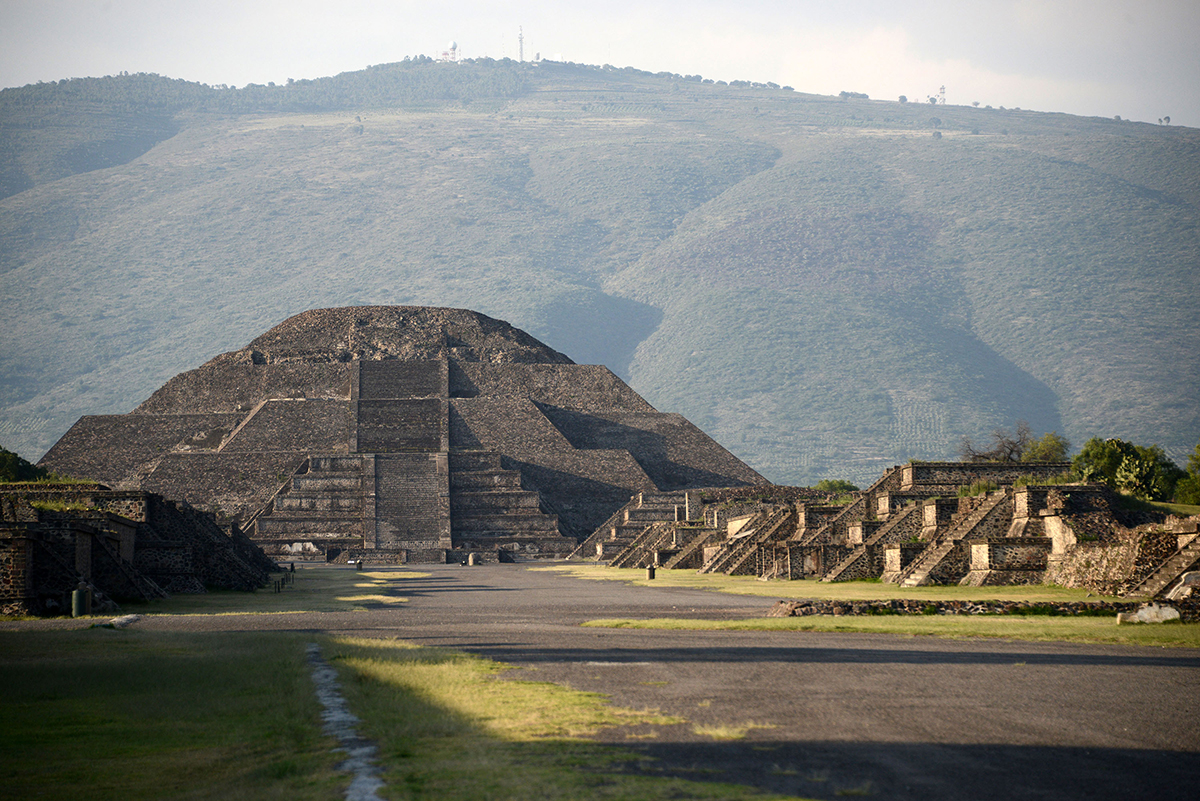 Expertos del INAH confirman la existencia de una cámara y un túnel bajo la Pirámide de la Luna