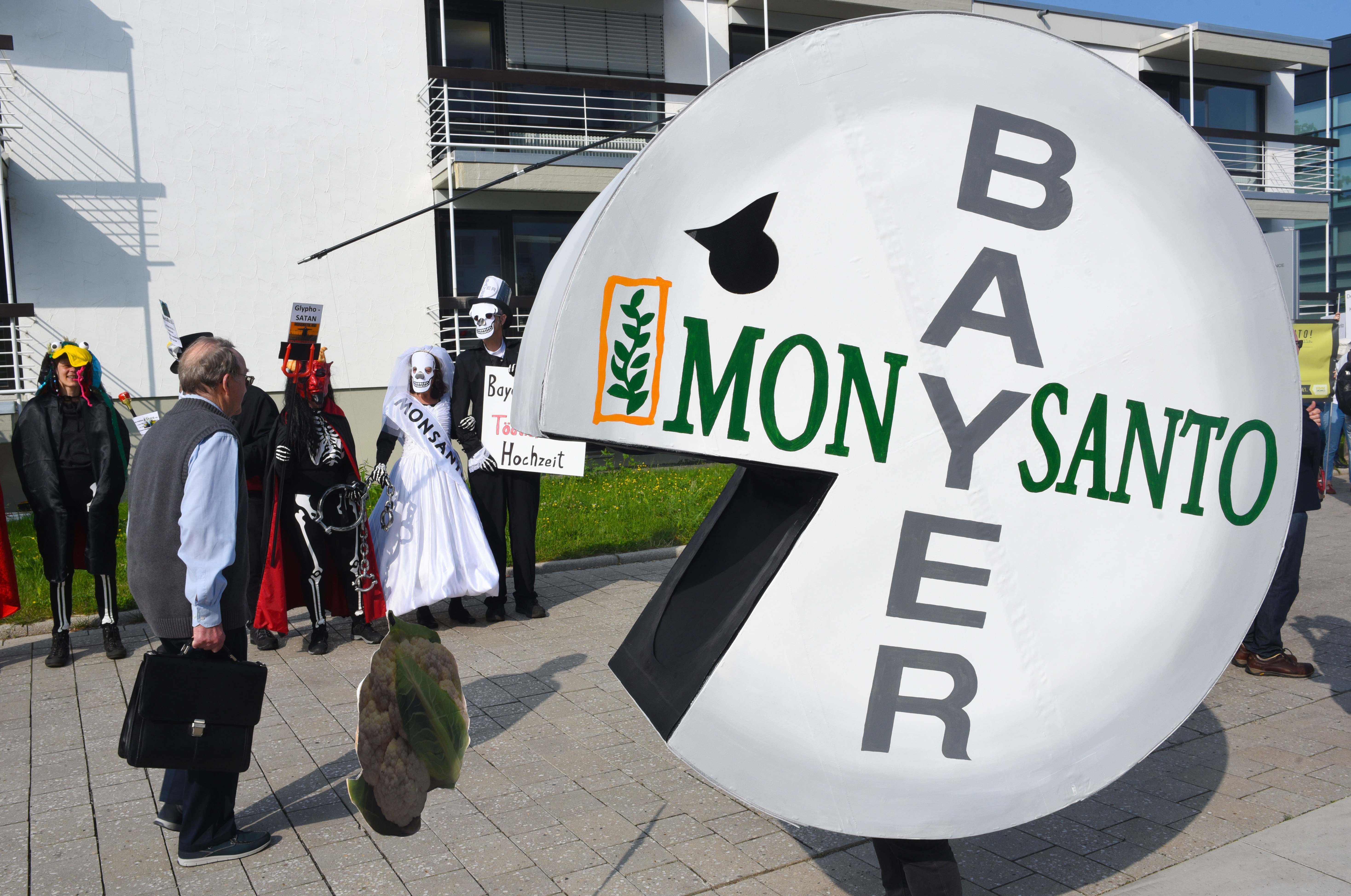 Bayer dice no estar al tanto de listas de Monsanto en Francia