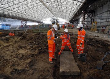 Desentierran miles de tumbas por obras de línea de tren en Londres