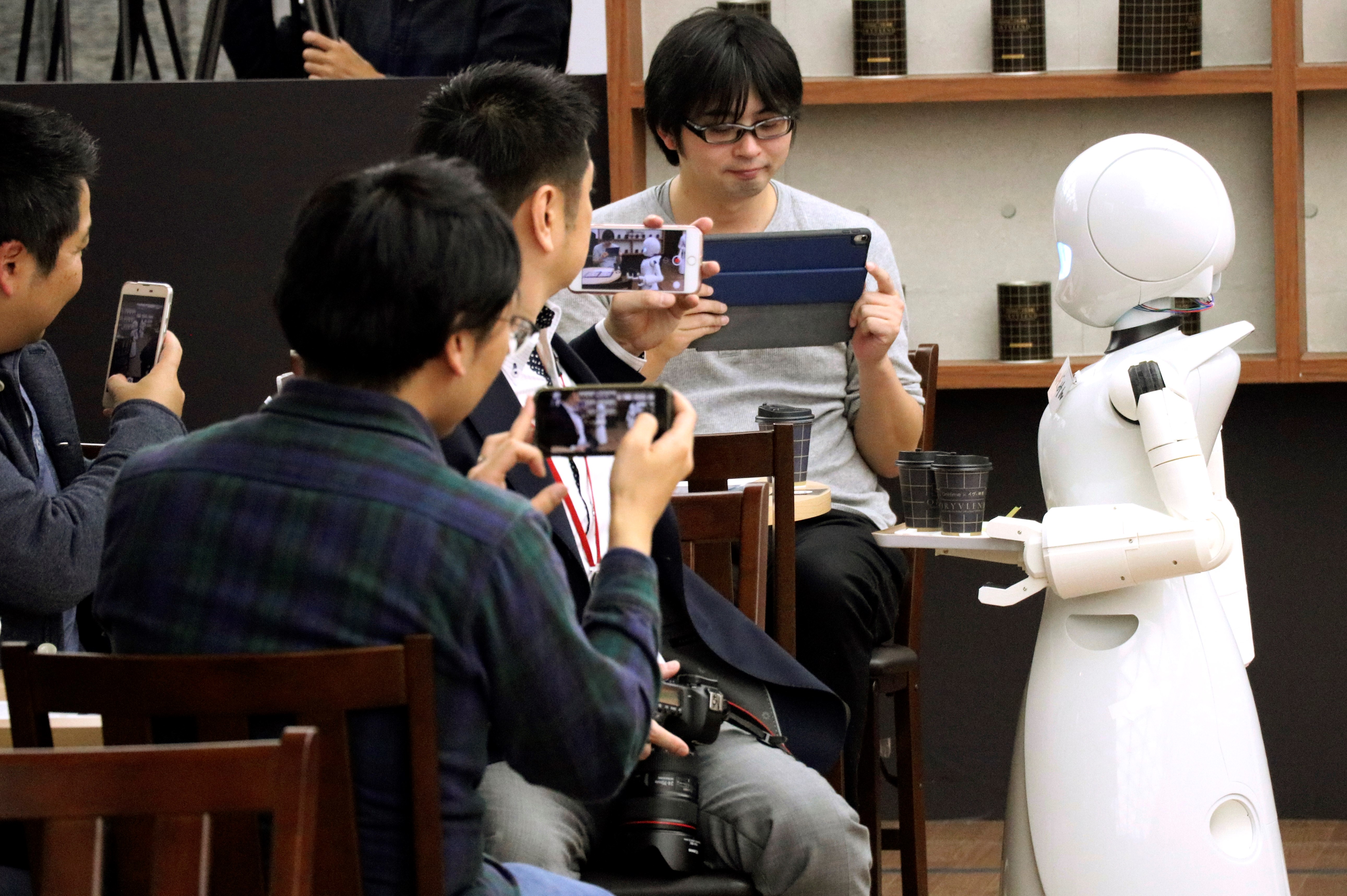 OriHime-D, un robot-camarero manejado a distancia por un discapacitado