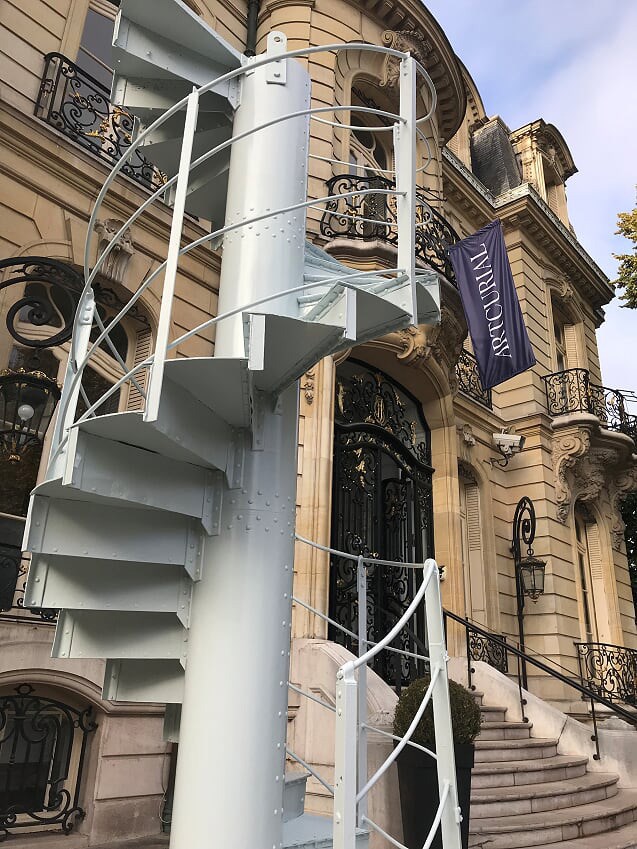 Un tramo de las escaleras de la torre Eiffel se subasta por 191.000 dólares