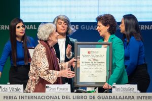 Ida Vitale recibe Premio FIL 2018