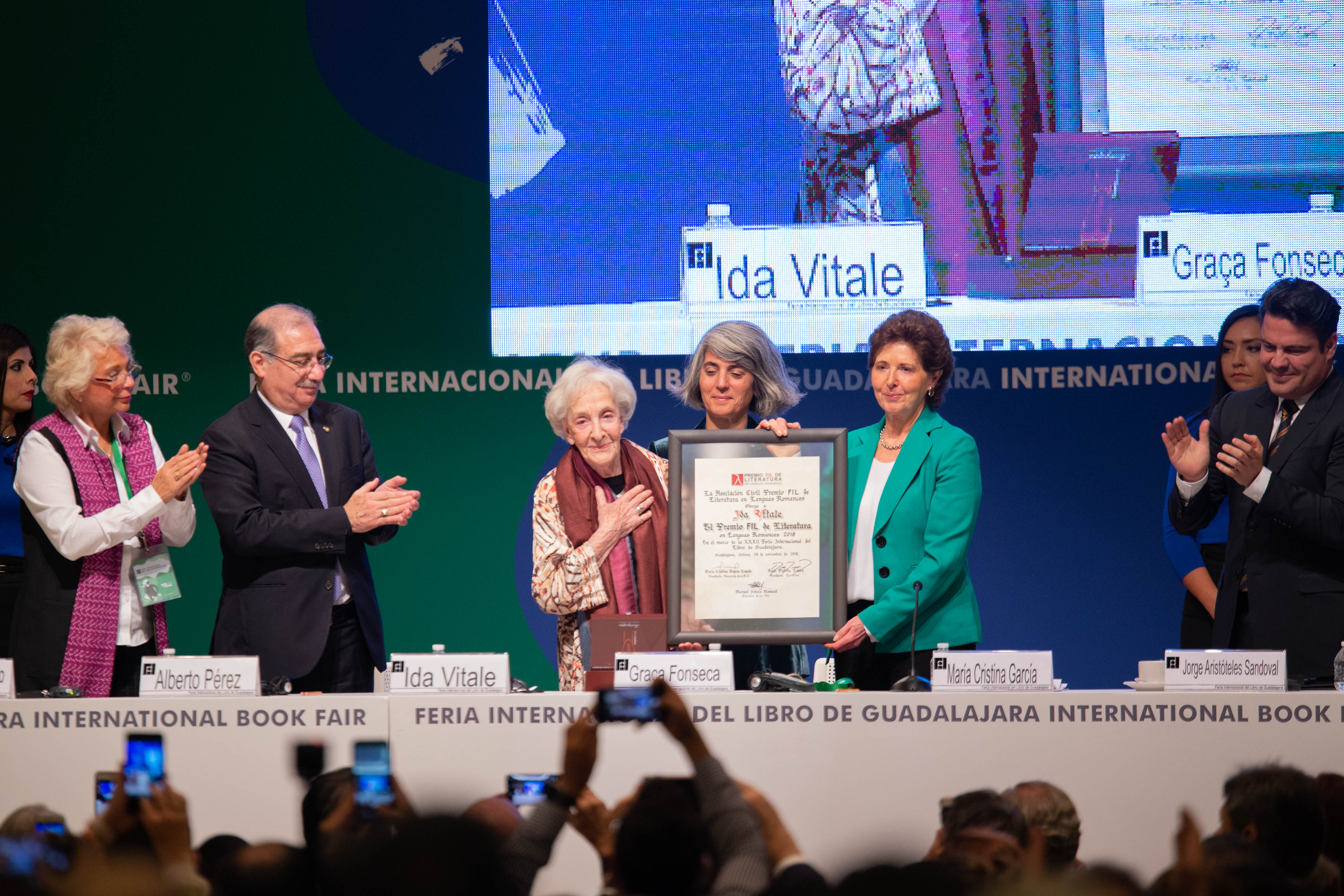 Ida Vitale recibe Premio FIL 2018