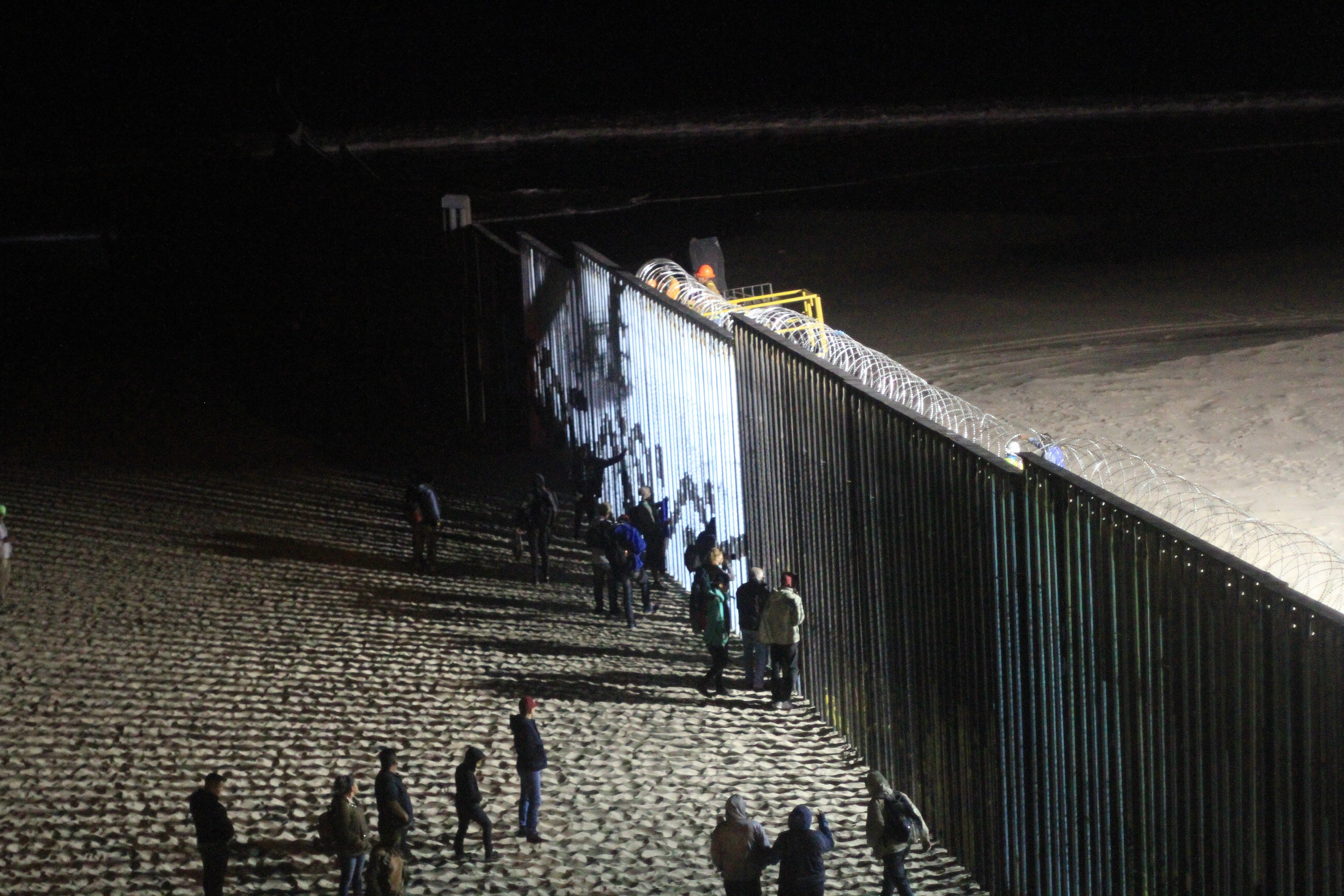 Migrantes centroamericanos comienzan a concentrarse a las puertas de EE.UU.