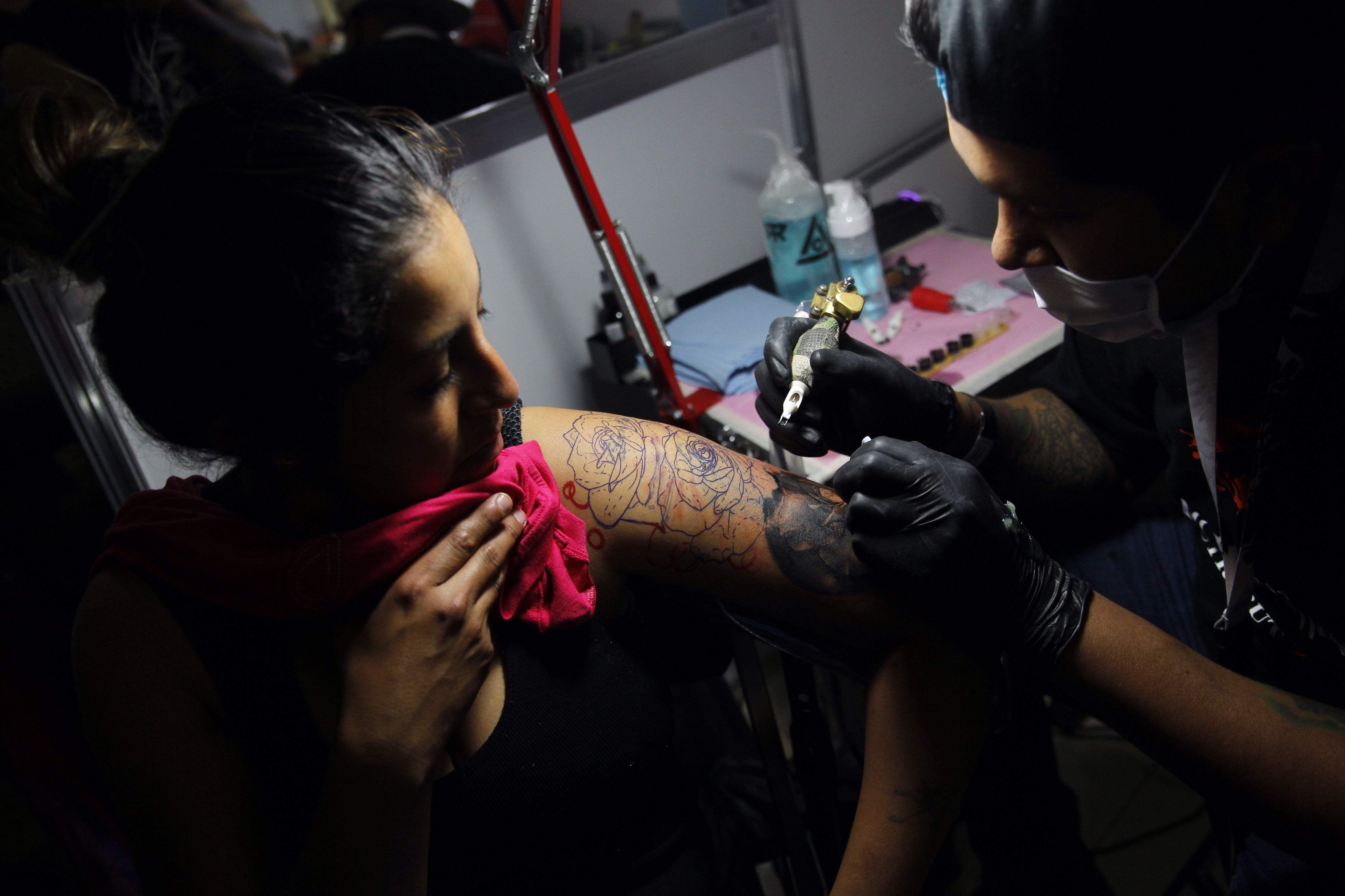 Realizarse tatuajes es uno de los factores de contraer hepatitis C