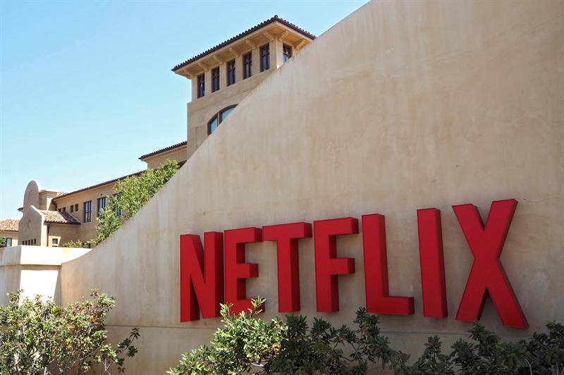 Netflix advierte a sus usuarios que es peligroso ir con los ojos vendados