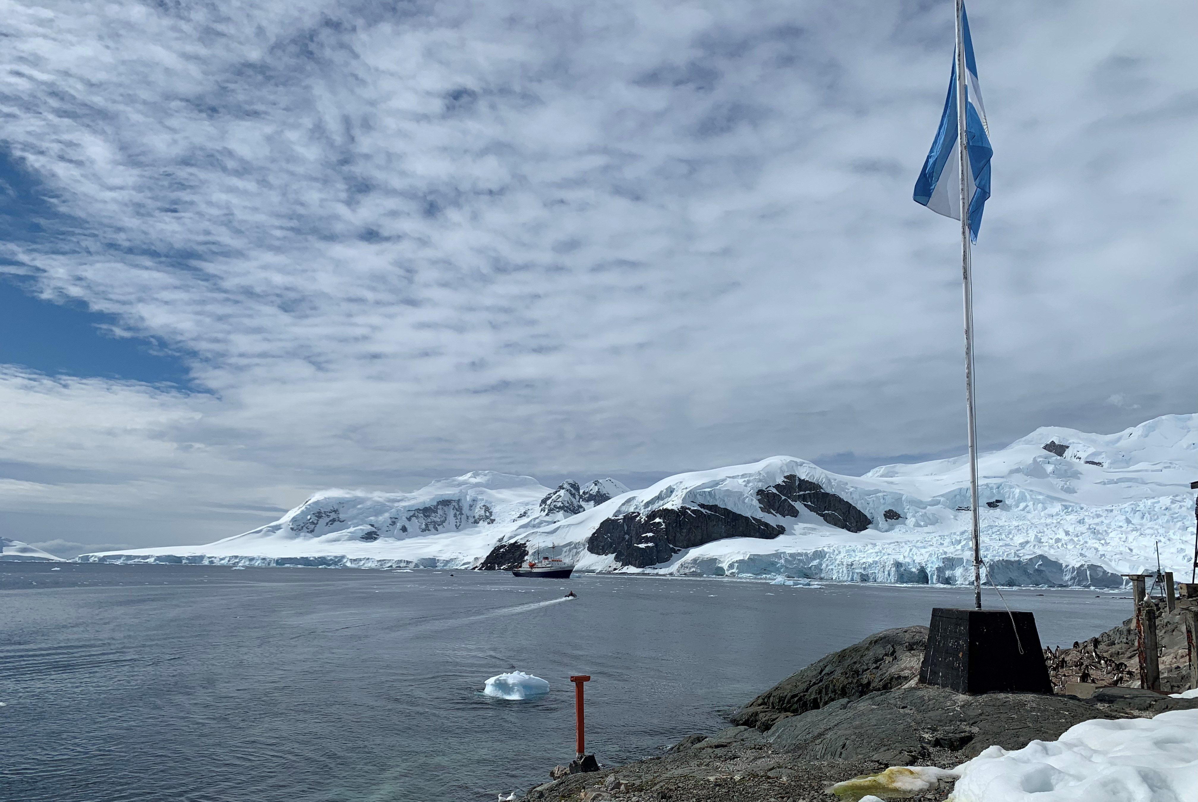 Líderes científicas llegan a base Brown, primer paso en continente antártico