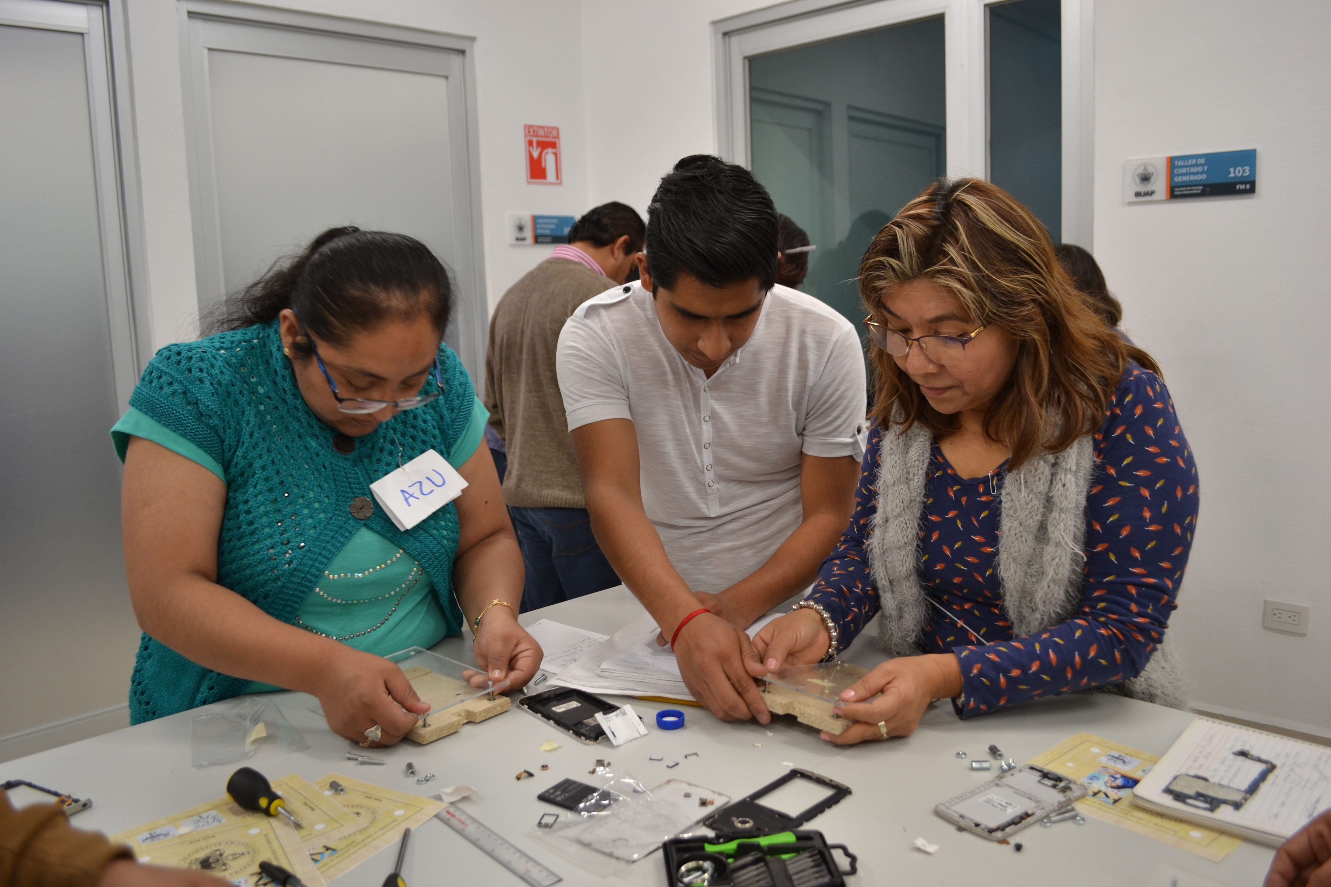 Se construye un microscopio con materiales reciclados