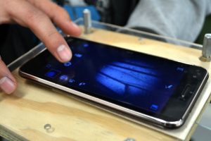 En la BUAP se reciclan las cámaras del celular para  crear microscopios