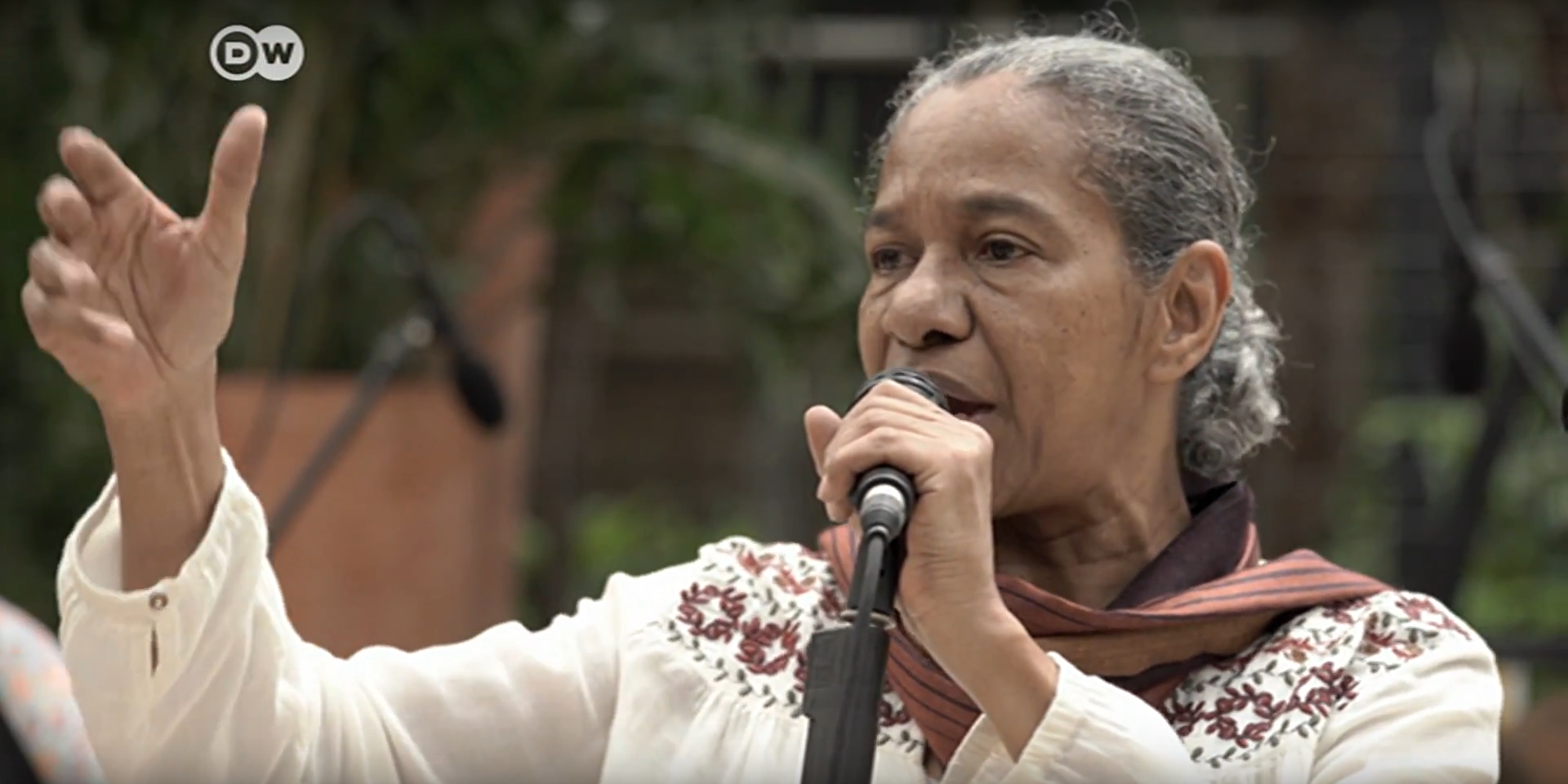 El canto de las mujeres hermanas en Claroscuro