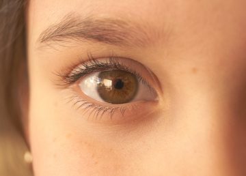Investigadores identifican genes que determinan color de cejas
