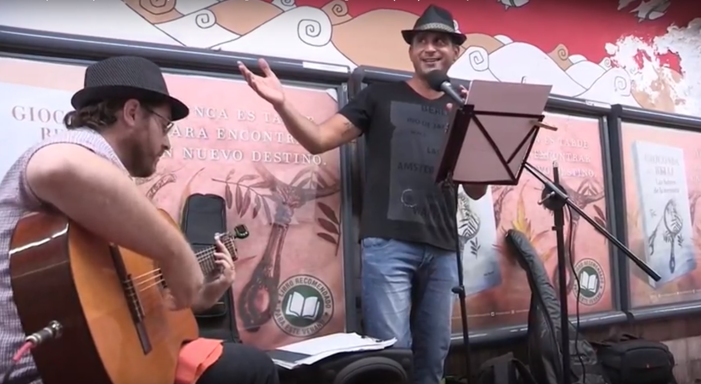 El cirujano que salva vidas y canta tango en el metro de Buenos Aires