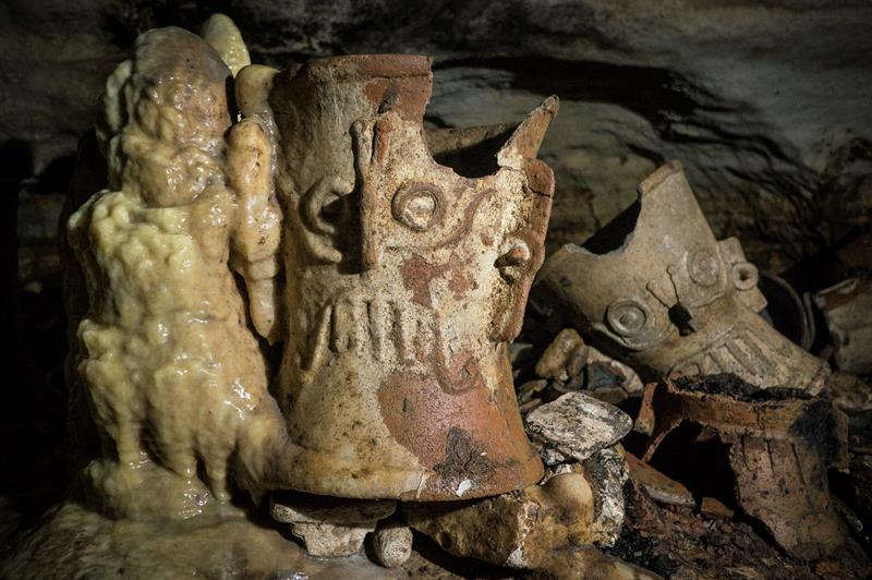 Descubren cientos de piezas en santuario maya de Chichén Itzá