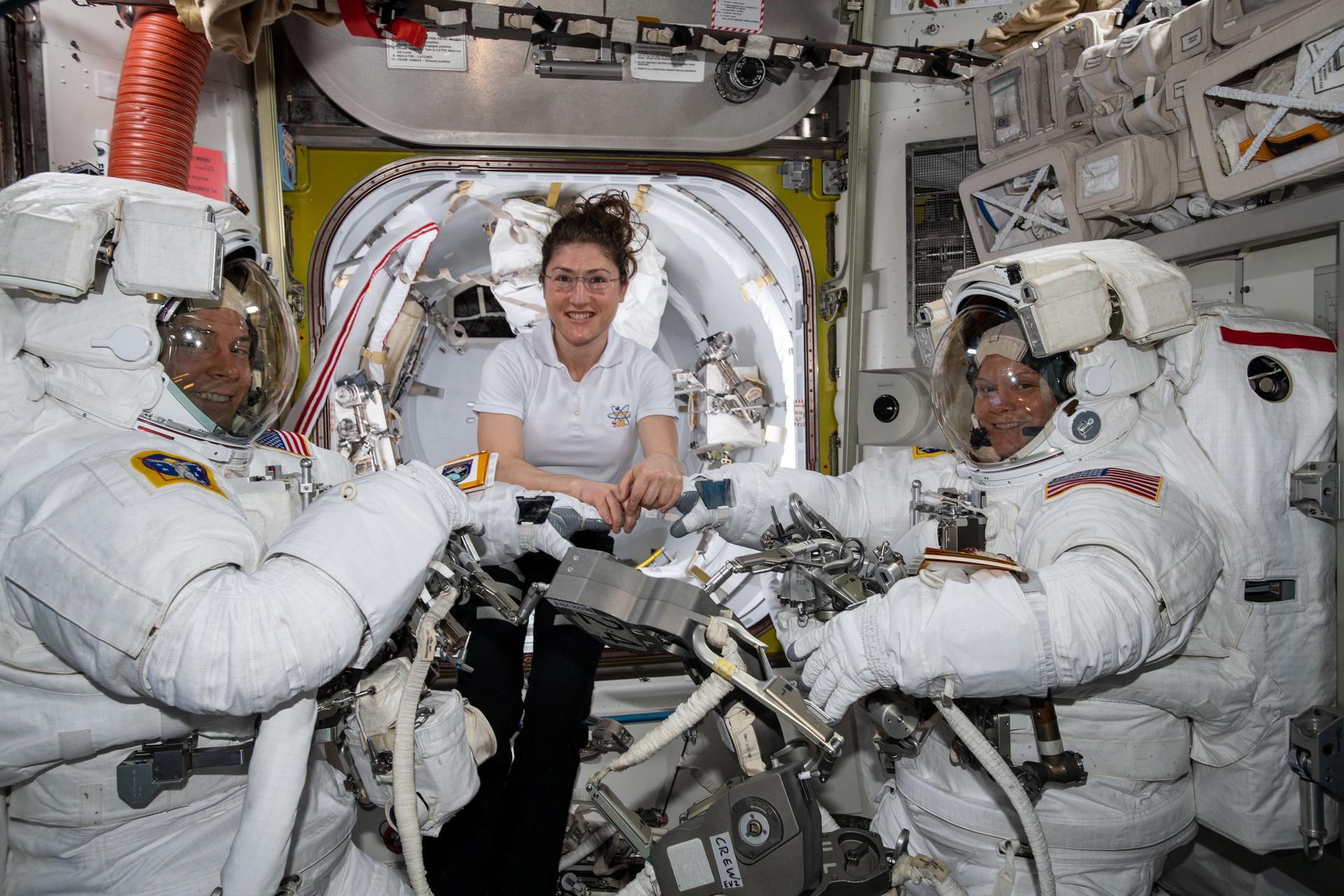 Cancelan el paseo espacial con mujeres astronautas por falta de trajes