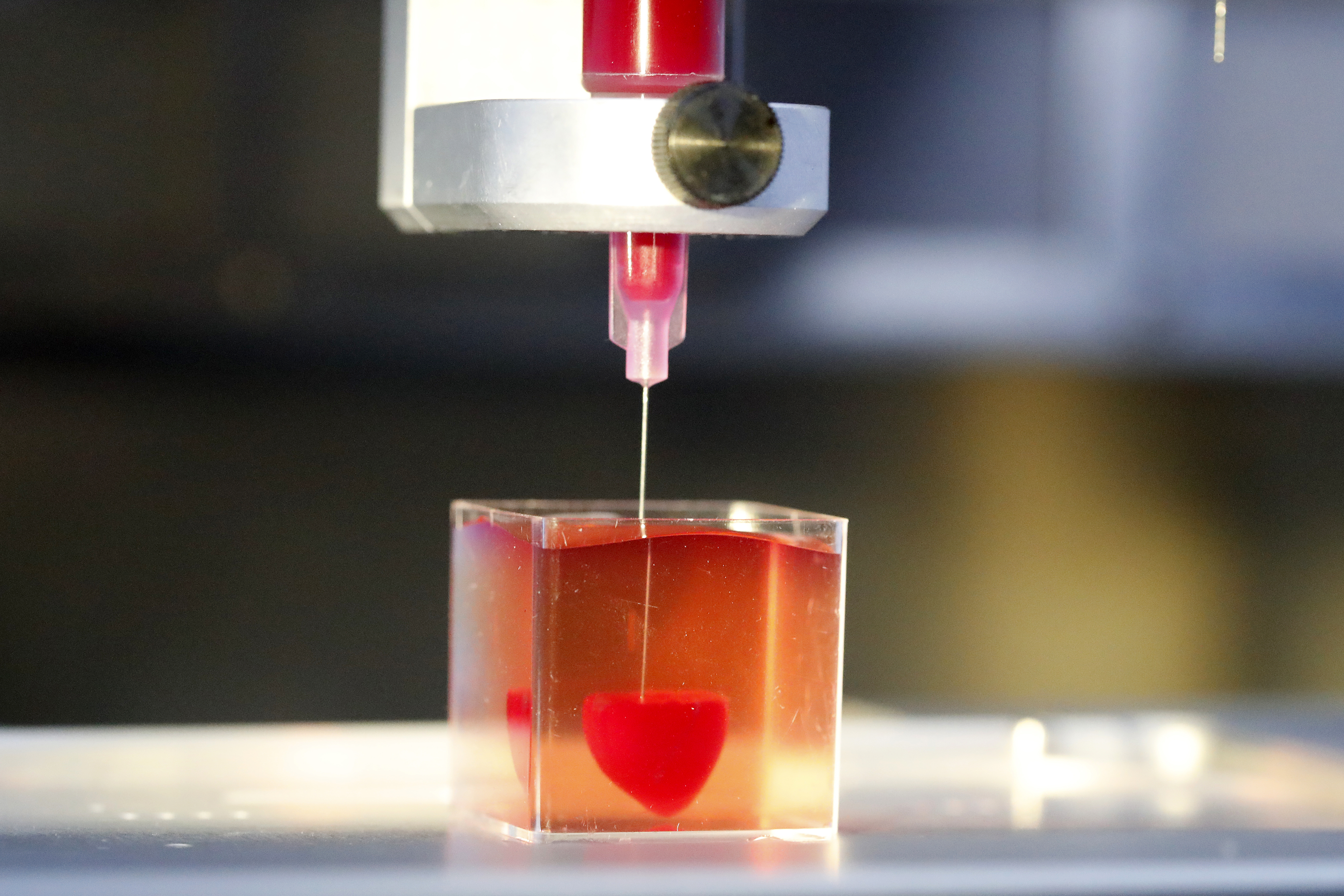 Científicos presentan corazón impreso en 3D con tejidos humanos