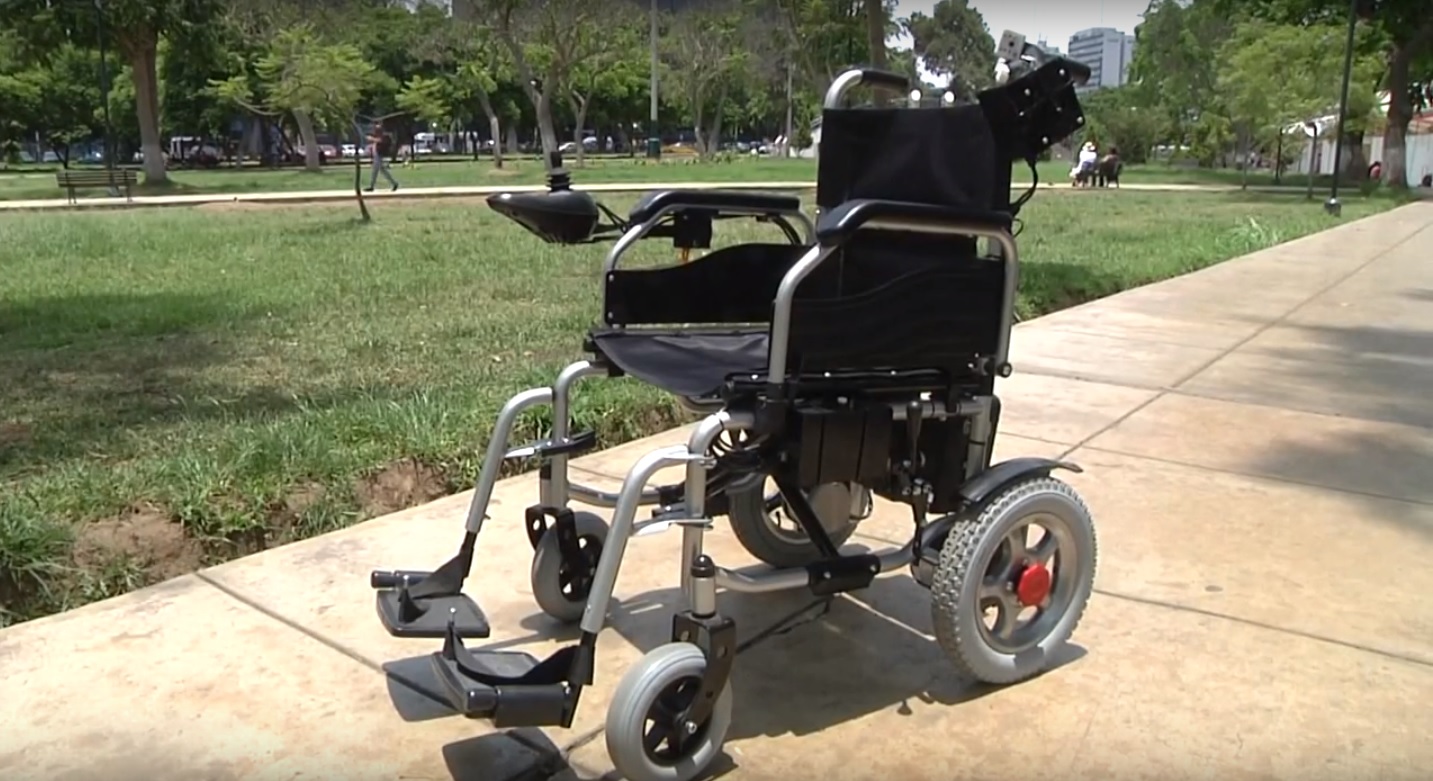 Jóvenes crean silla de ruedas comandada con movimiento de los ojos