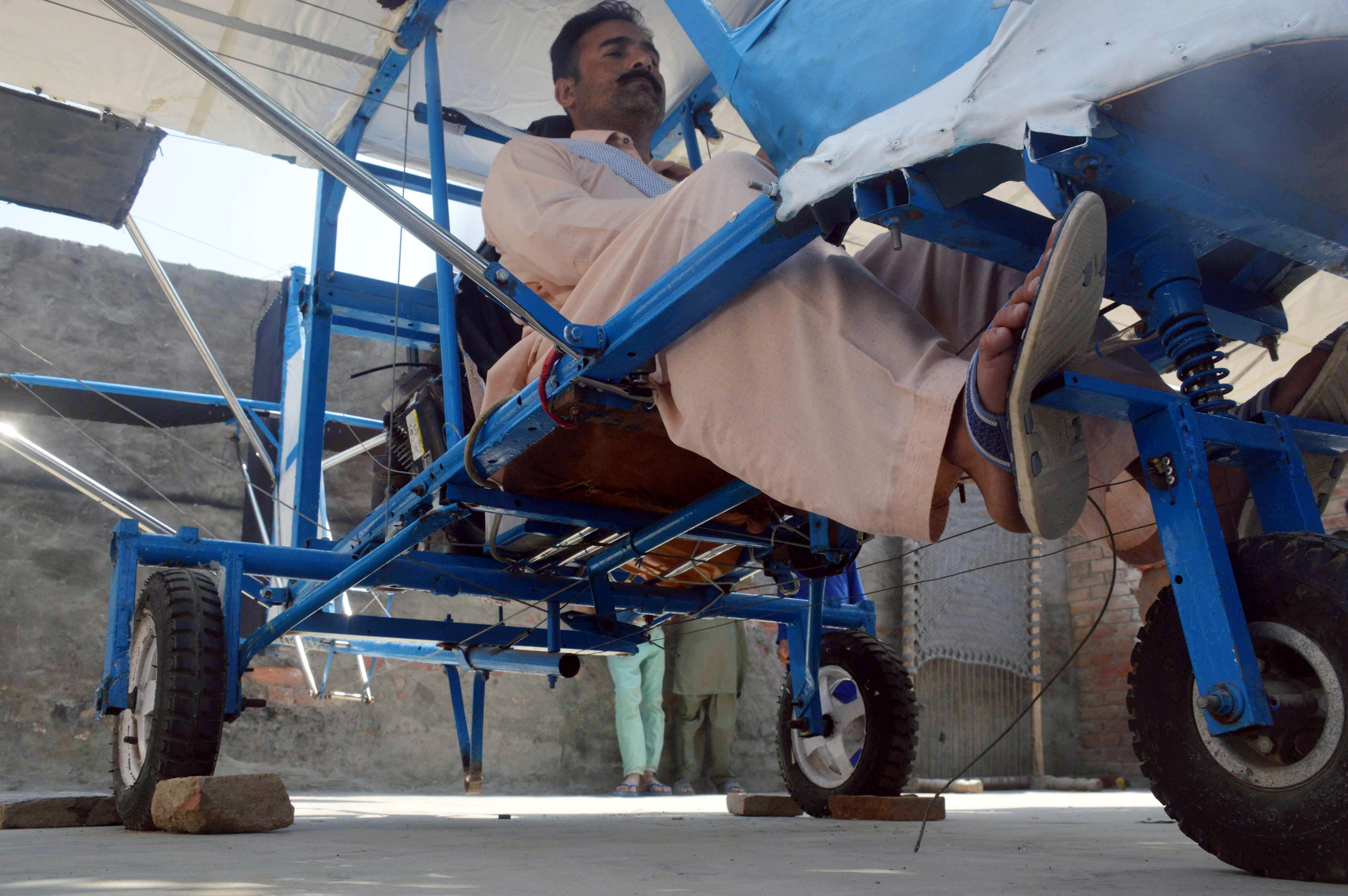 600 dólares y una dosis de ingenio, paquistaní construye un avión casero