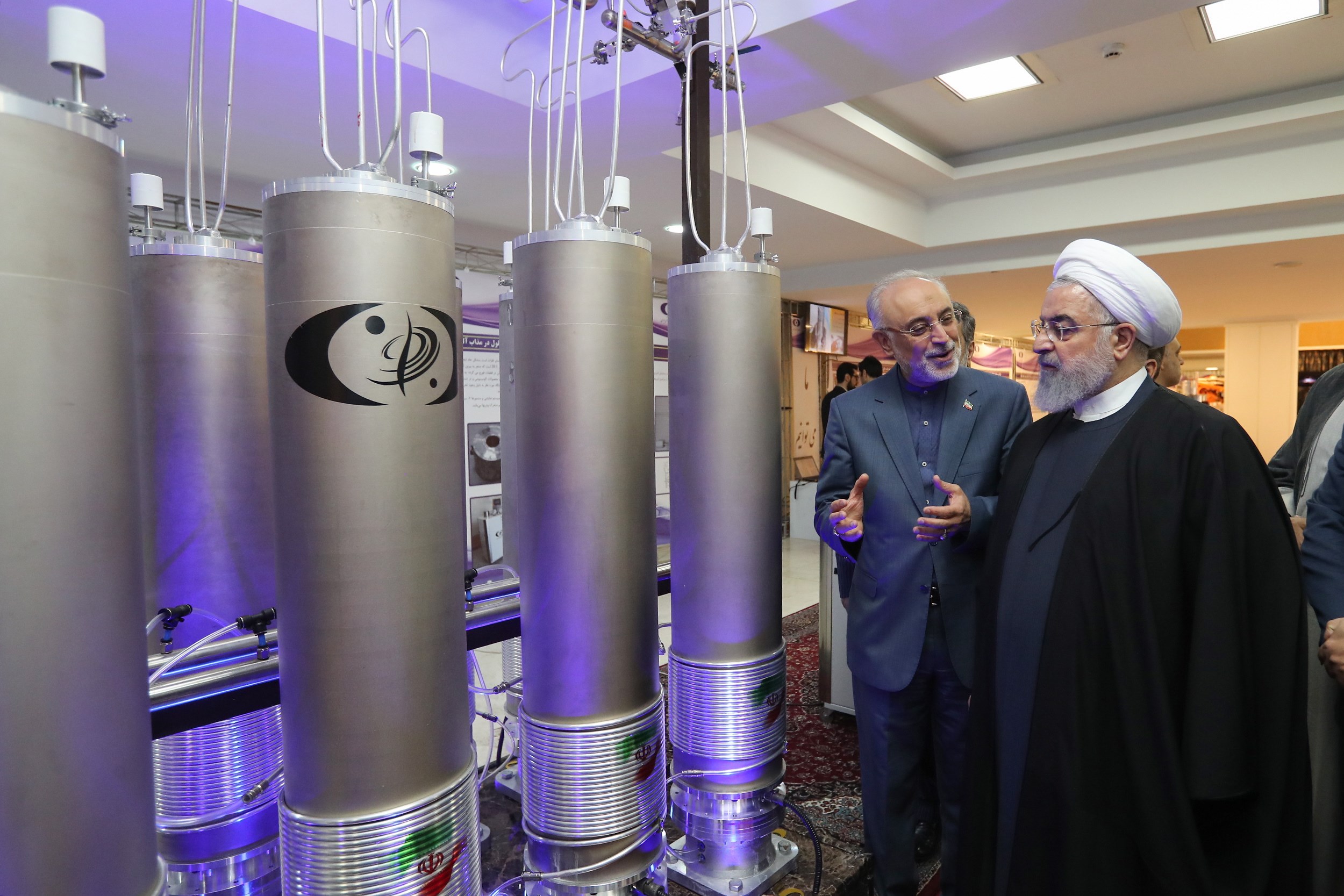 Irán presenta 114 logros de la tecnología nuclear e instala centrifugadoras