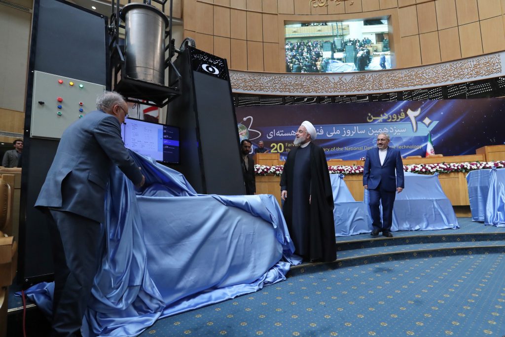 Irán presenta 114 logros de la tecnología nuclear e instala centrifugadoras IR-6