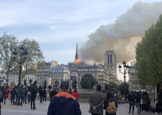 Trump sugiere aviones cisterna para apagar el incendio en Notre Dame