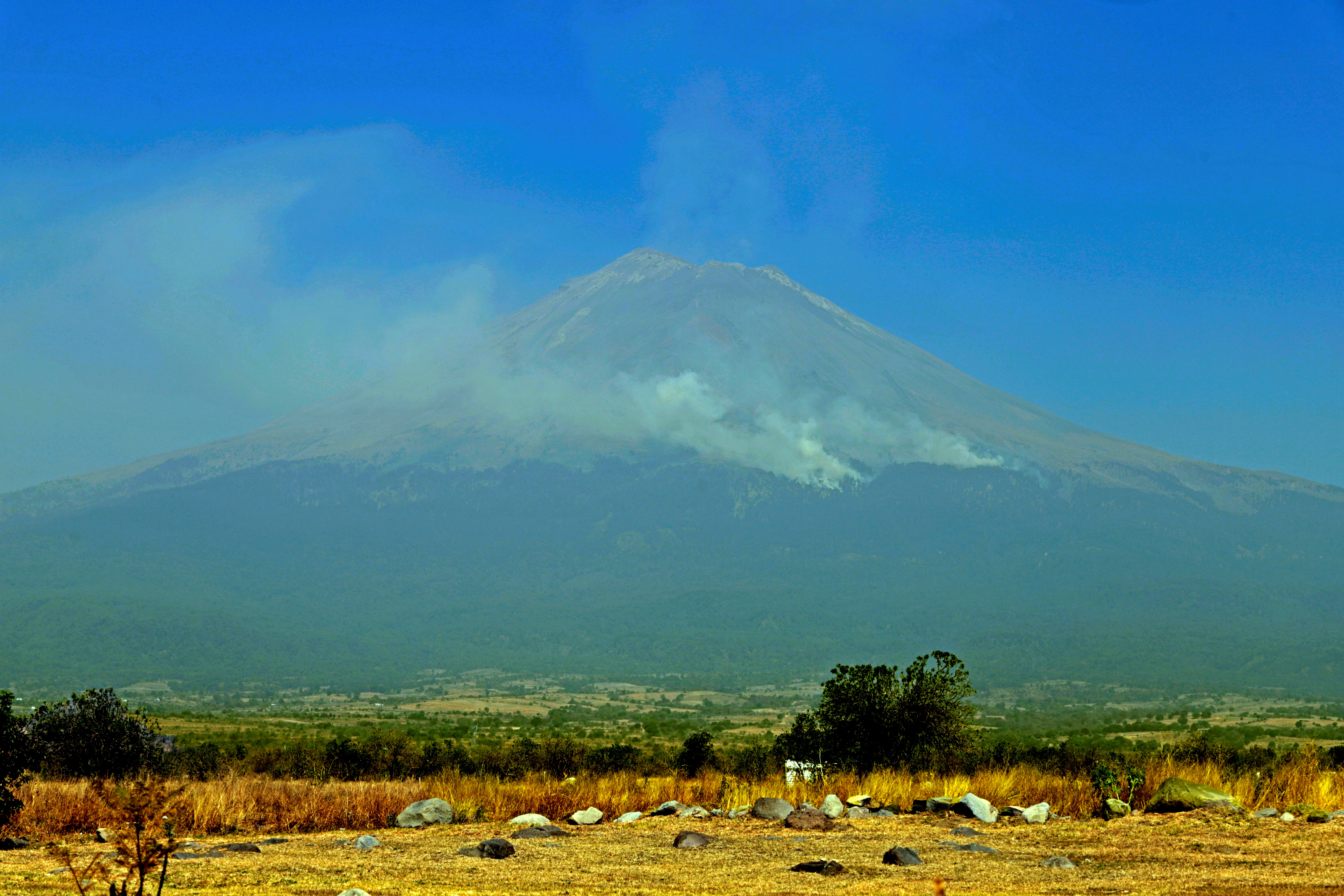 Hallan explicación física de los deslizamientos de tierra y los volcanes