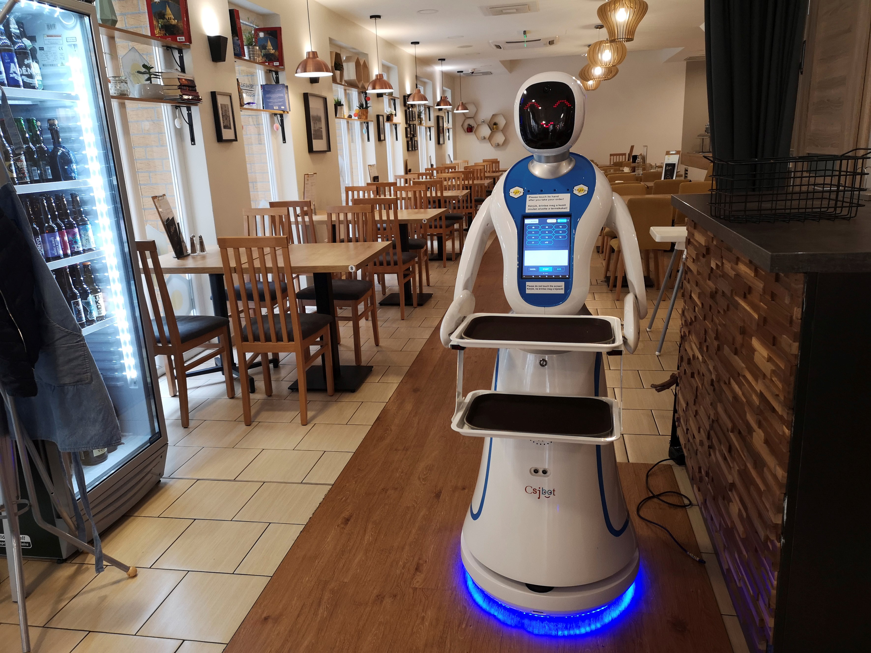 Camareros robots sirven pedidos en restaurante de Budapest