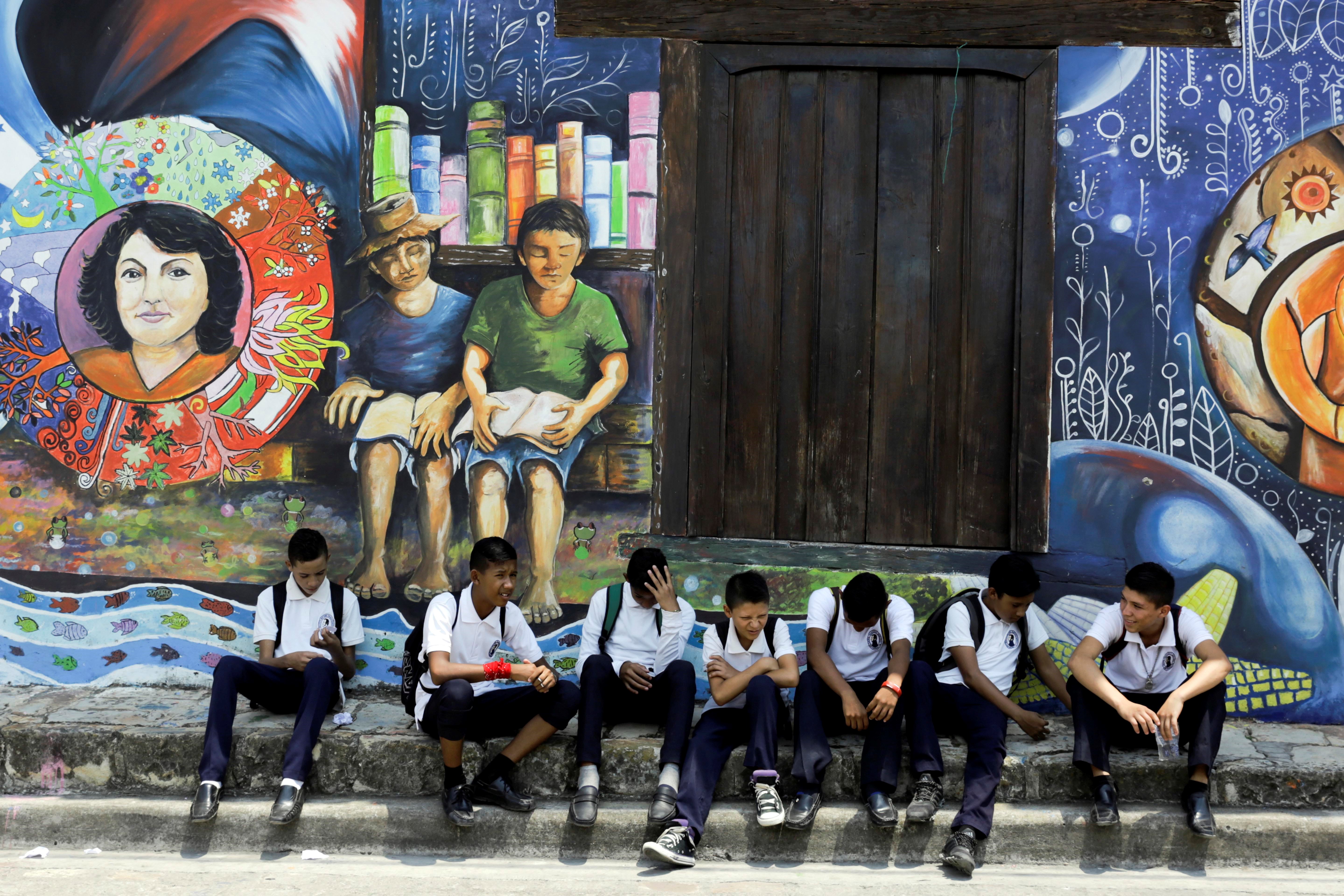 Ciudad hondureña se llena de color y sabor en festival de pintura y comida