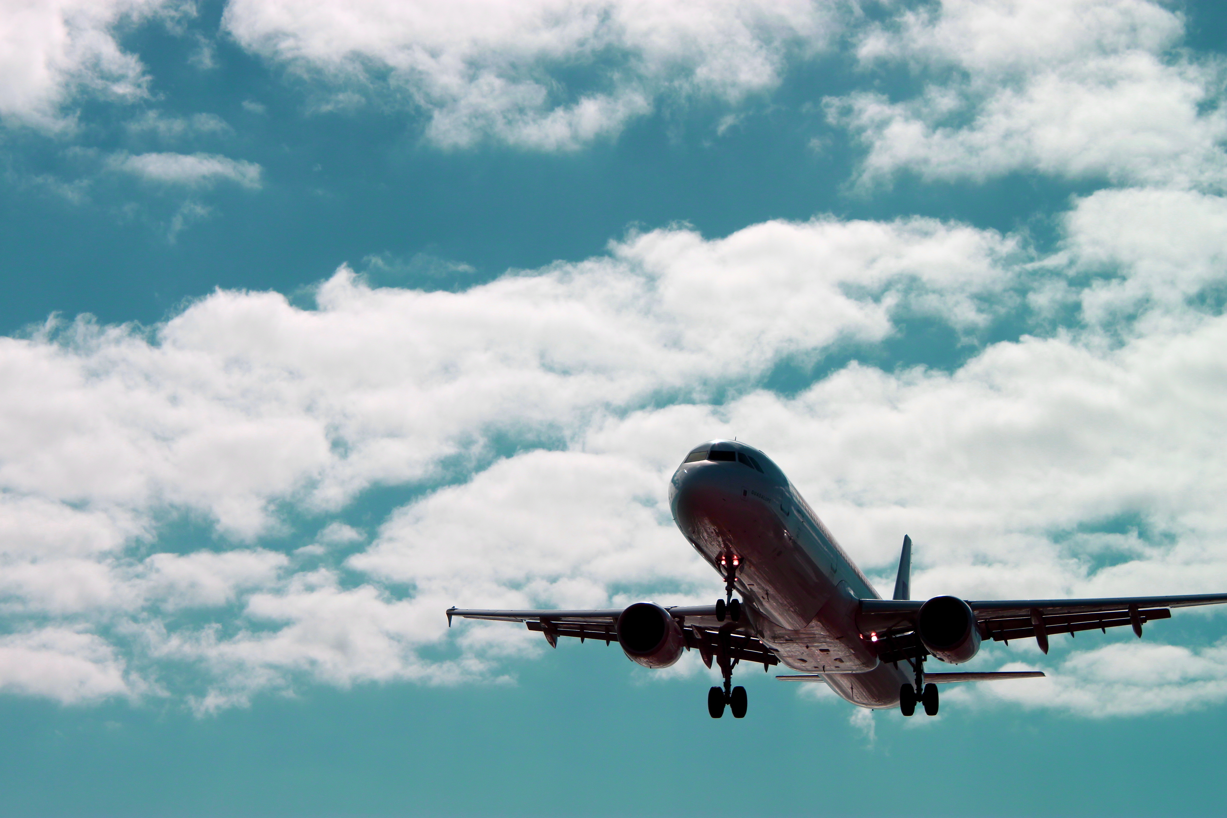 Científicos chinos convierten desechos agrícolas en combustible para aviones