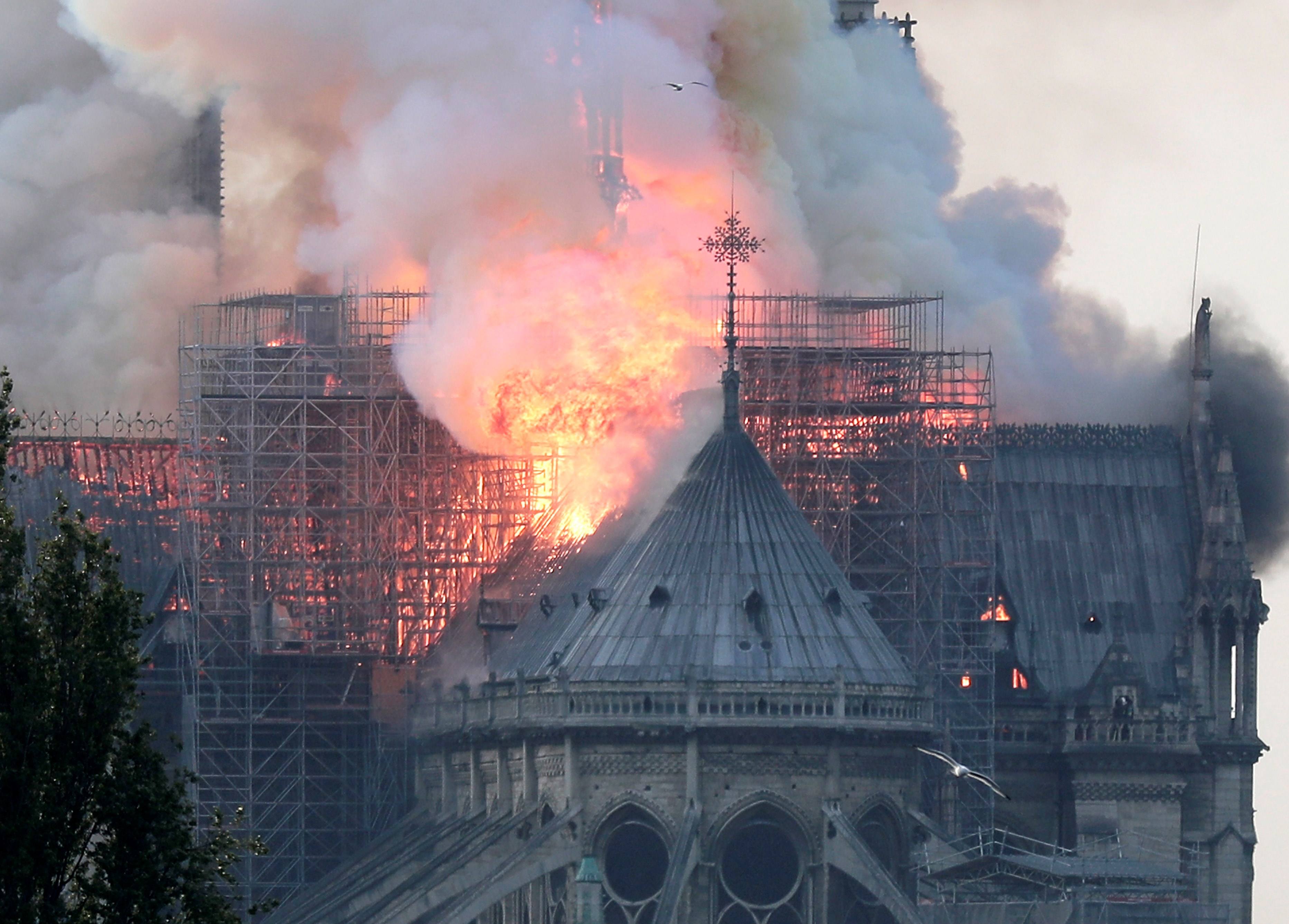 Cae la aguja central de la catedral de Notre Dame de París tras el incendio