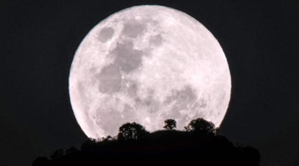 China enviará una misión tripulada a la Luna en «una decena de años»